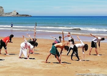 Yoga en la playa de Langre