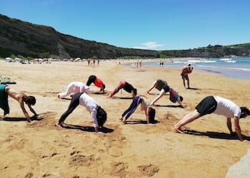 Yoga en la playa - centro de retiros